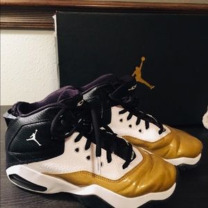 Size 4.5 youth boys Jordan B’loyal BB shoes
